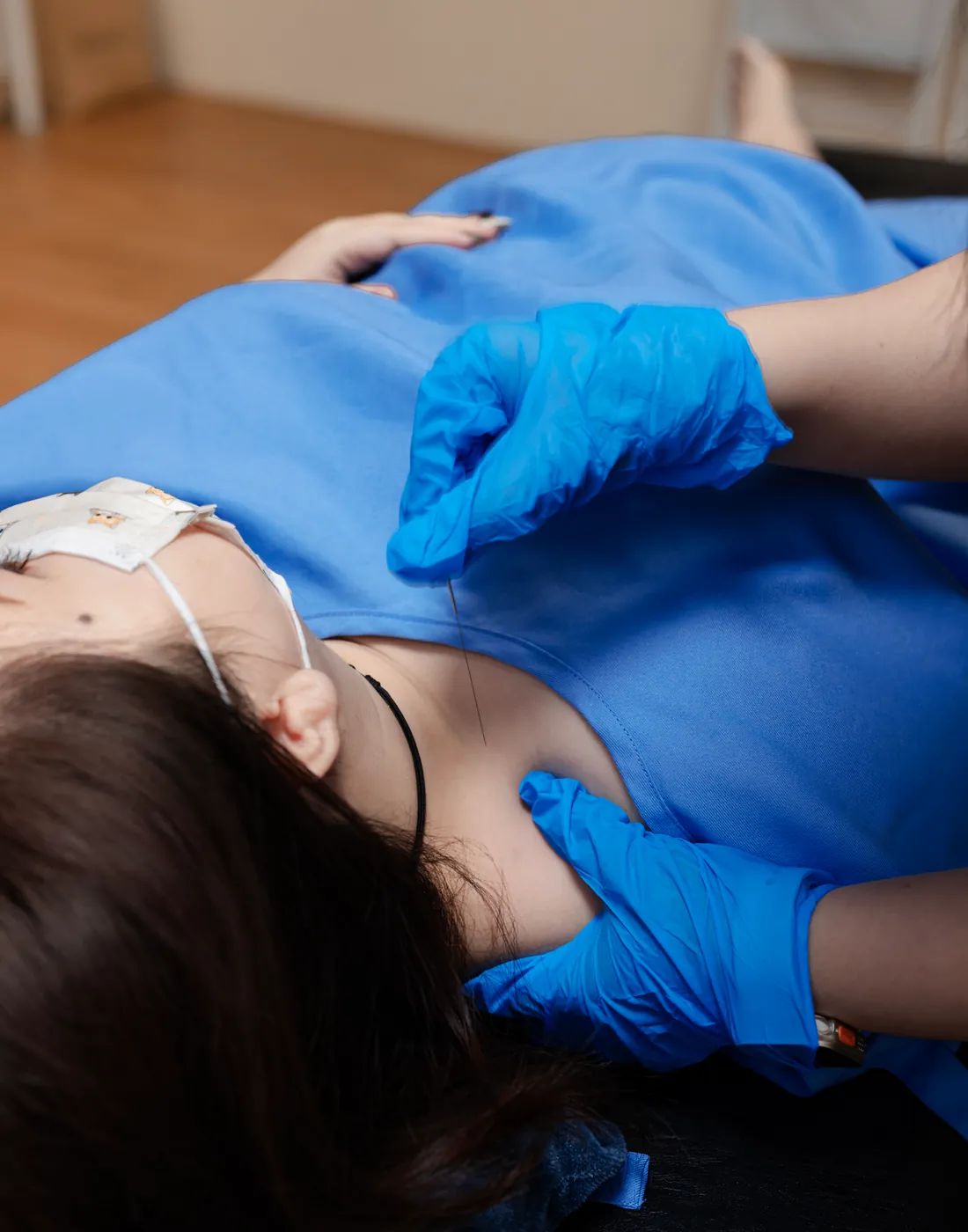 在 Cheras, Kuala Lumpur 的 Persistence Chiropractic Care,戴手套的执行者为病患上背与肩膀进行干针