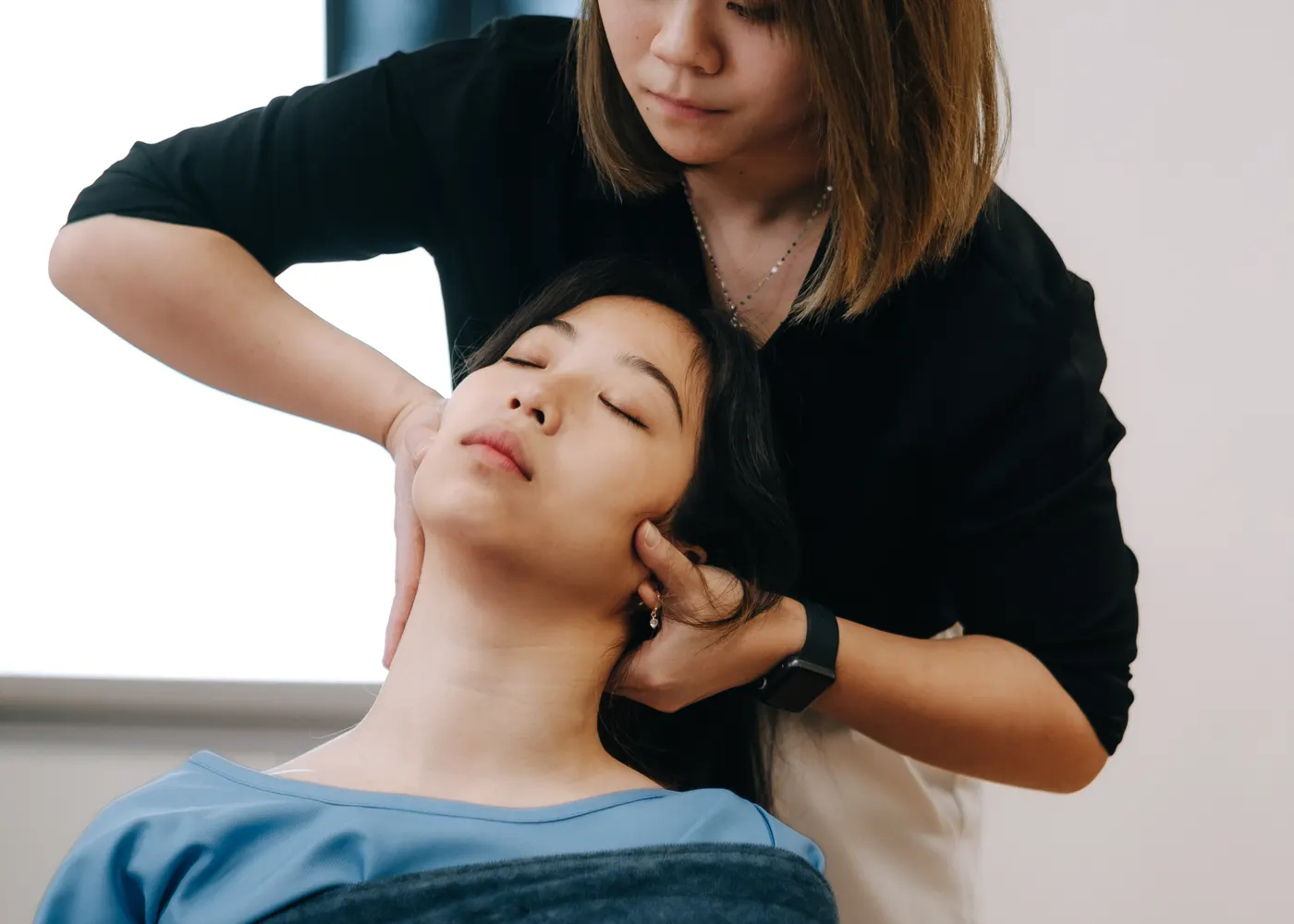 Kiropraktor menilai leher pesakit semasa konsultasi pertama di Persistence Chiropractic Care, Cheras Kuala Lumpur